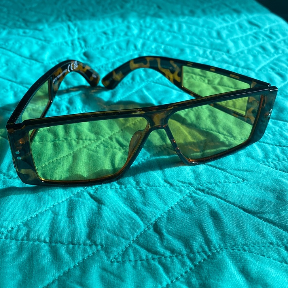 Funky yellow rectangular sunglasses